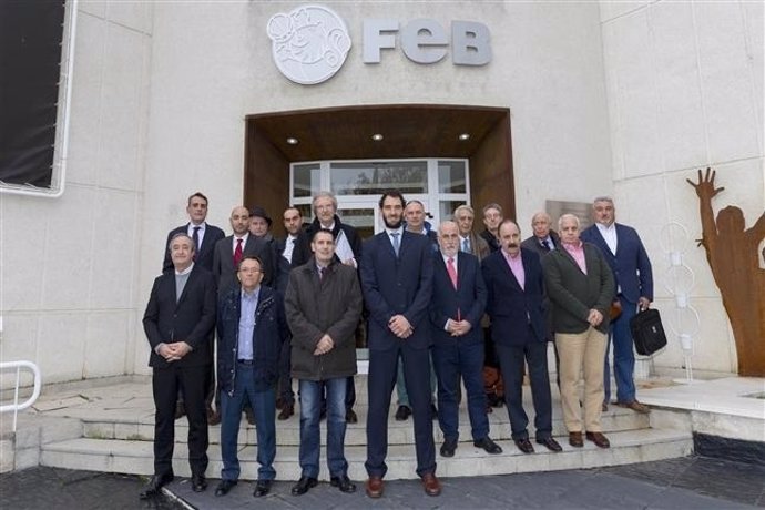 Jorge Garbajosa y Directivos de la FEB en su sede en Alcobendas