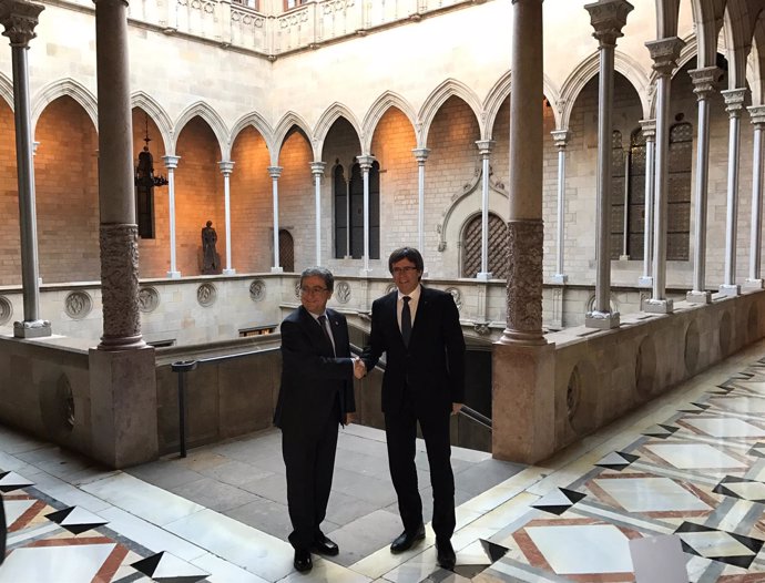 El presidente Carles Puigdemont y el delegado del Gobierno Enric Millo