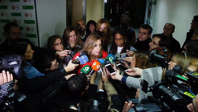 La presidenta de la Junta de Andalucía, Susana Díaz, atiende a los periodistas