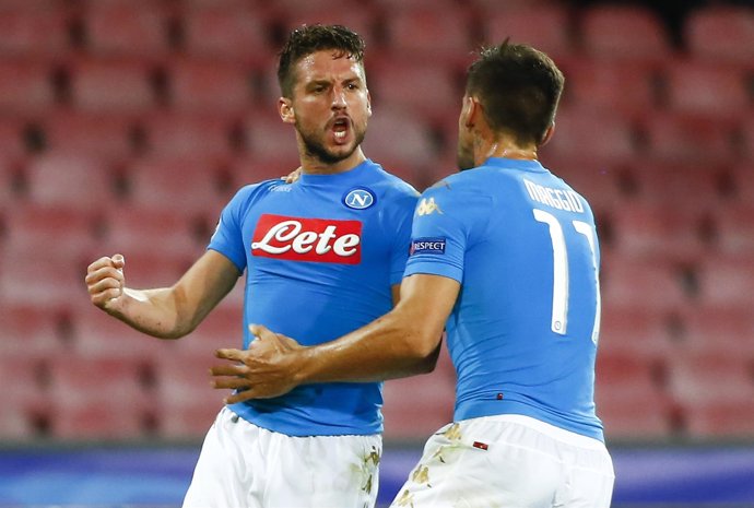 Mertens del Nápoles celebra un gol con un compañero