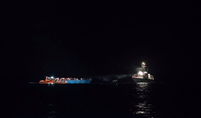 Rescate nocturno de refugiados e inmigrantes desde el buque de Save the Children