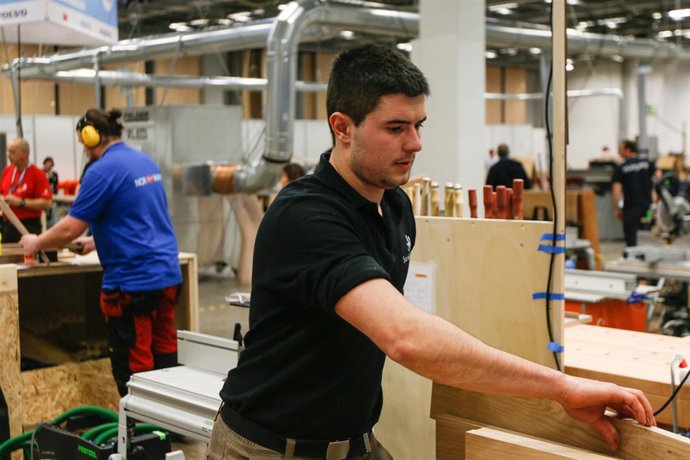 Jorge Sanz compite en la especialidad de ebanistería
