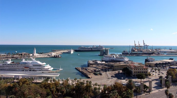 Vista general panorámica puerto de málaga crucero barco buque contenedores grúa 