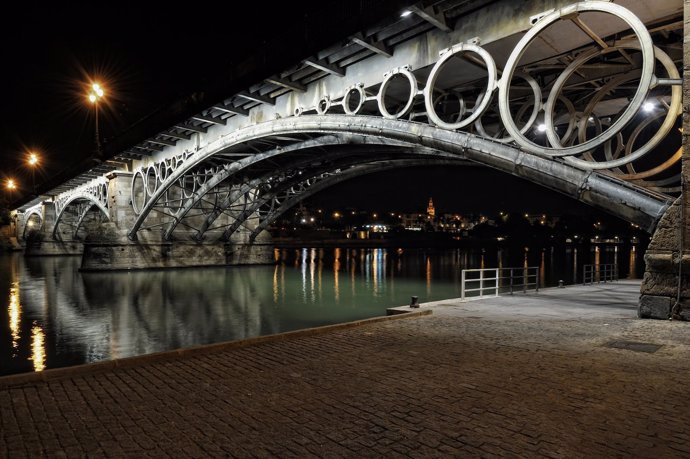 Puente De Triana Nota De Prensa Y Fotografía