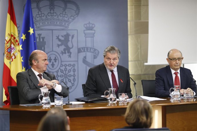 Luis de Guindos, Méndez de Vigo y Cristóbal Montoro tras el Consejo de Ministros