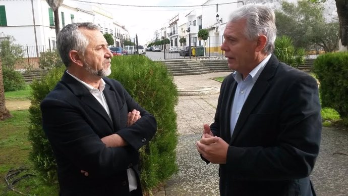 El senador del PSOE Francisco Menacho junto a Juan Nieto