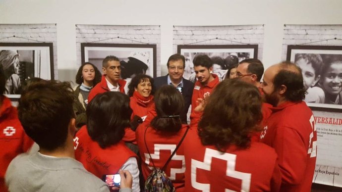 Fernández Vara, acompañado por voluntarios de Cruz Roja