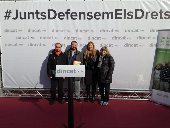 Representantes de Dincat y el Govern en una concentración en Barcelona