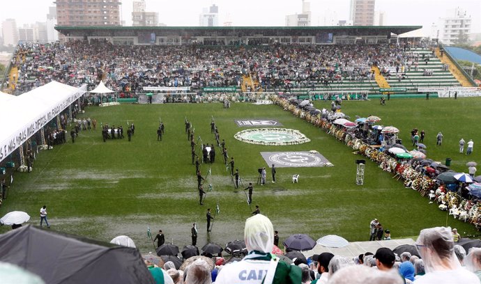 Brasil despide a jugadores del Chapecoense que murieron en accidente aéreo