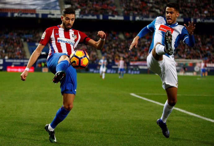 Yannick Ferreira Carrasco pelea con Diego Reyes en un Atlético-Espanyol