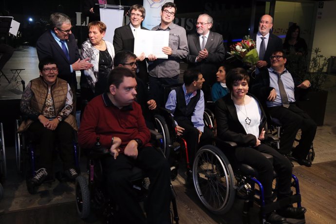 El presidente Puigdemont con miembros de la asociación Aremi en Lleida