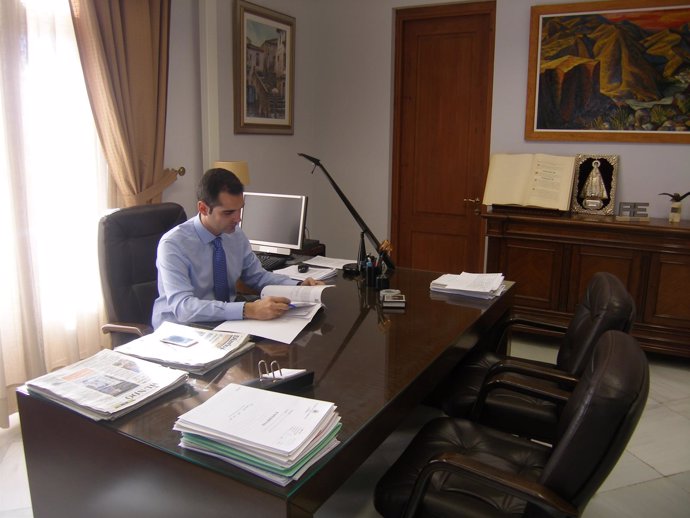 El alcalde de Almería, Ramón Fernández-Pacheco, en su despacho