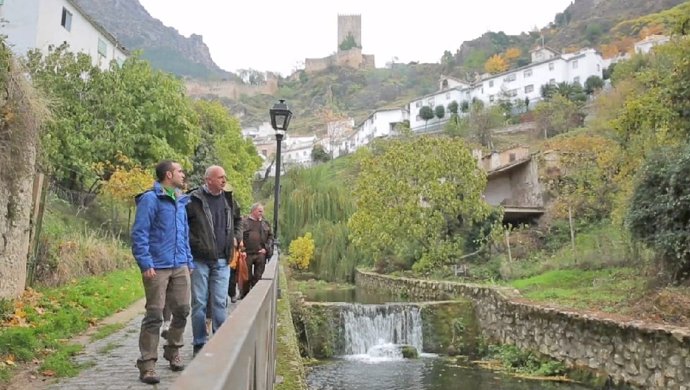 Turistas en el río Cerezuelo