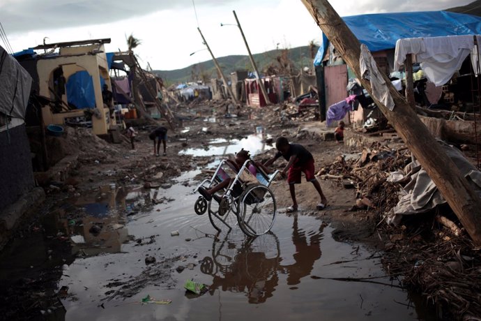 Dos niños en una zona afectada por el huracán en haití