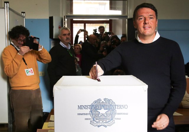 Renzi acude a votar en el referendum italiano