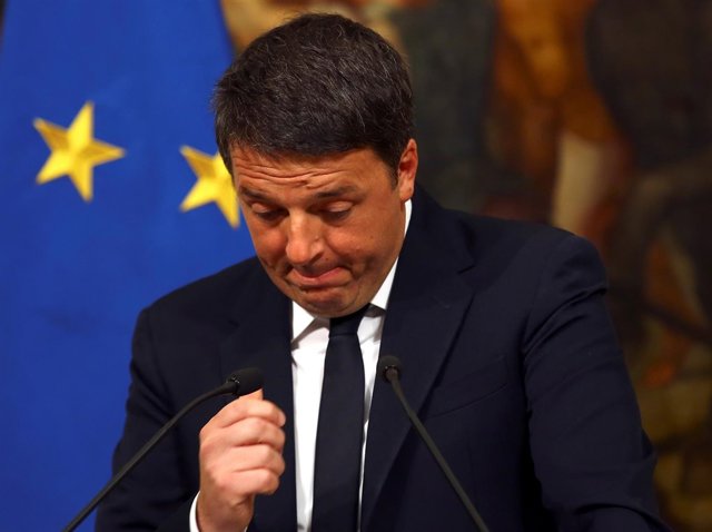 El primer ministro italiano, Matteo Renzi, tras anunciar su dimisión
