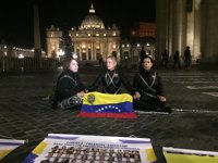 Tintori y De Ledezma se encadenan en Vaticano para pedir la liberación de presos políticos