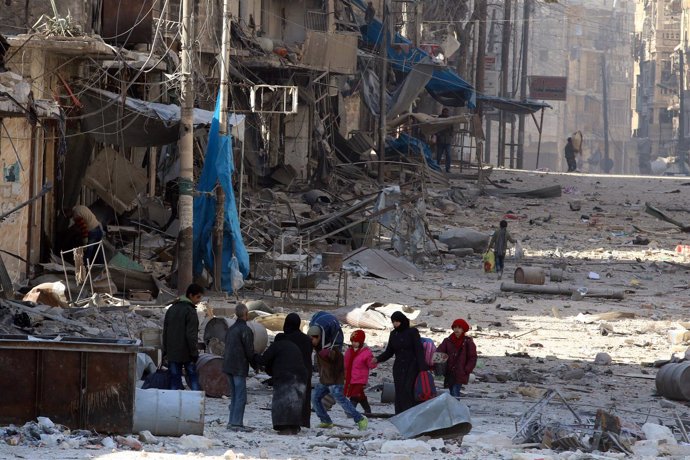 Civiles huyen de la ofensiva sobre el este de Alepo