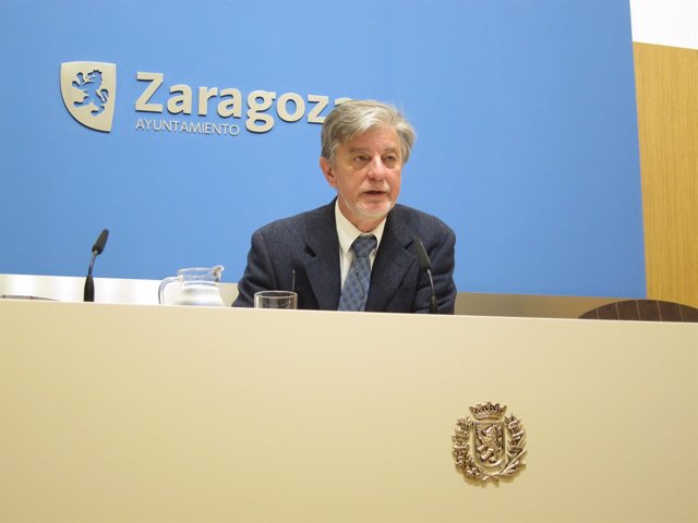 El alcalde de Zaragoza, Pedro Santisteve, en rueda de prensa en el Ayuntamiento