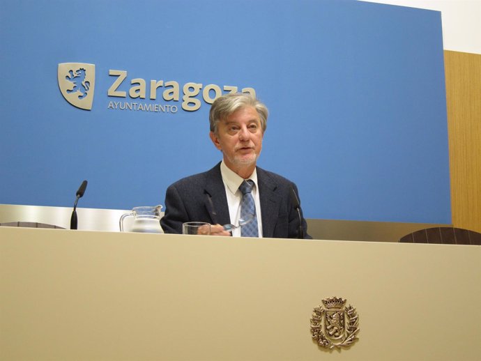 El alcalde de Zaragoza, Pedro Santisteve, en rueda de prensa en el Ayuntamiento