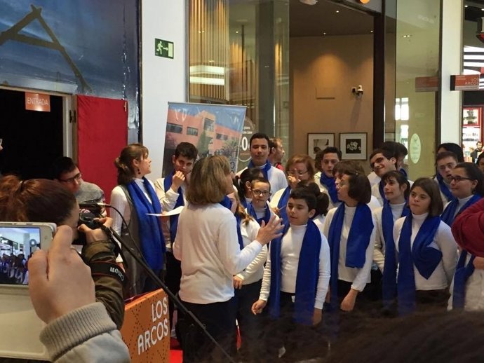 Actuación del coro del Centro de Educación Especial San Pelayo.