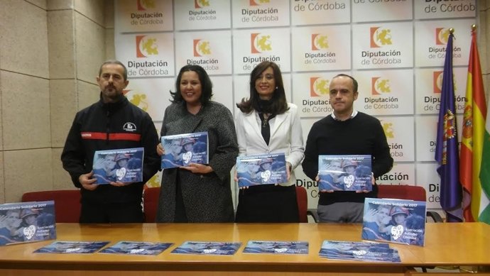 Felisa Cañete (izda.), junto a Dolores Amo, presenta el calendario solidario