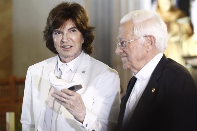 Camilo Sesto presenta la canción Padre Nuestro, con la voz del Papa Francisco