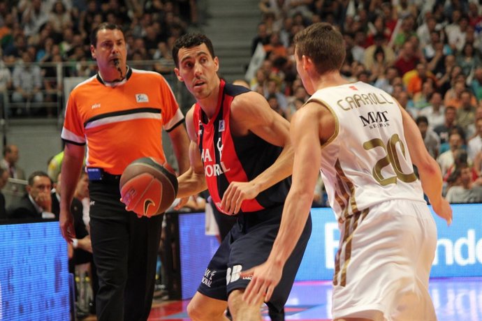 Prigioni Mantiene El Balón Ante Jayce Carroll