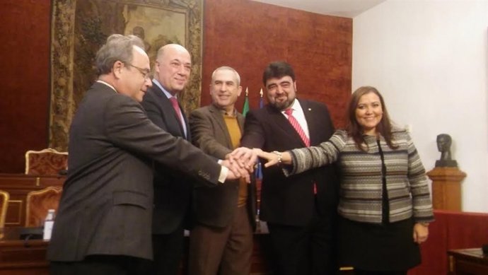 Ruiz, entre Díaz (izda.) y Rodríguez, durante la firma del documento