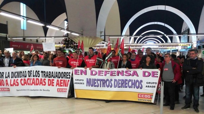 Concentración de trabajadores del aeropuerto de Sevilla