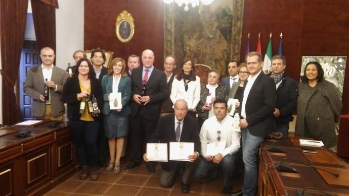 Ruiz (centro) y Romero, con representantes de los aceites incluidos en la guía