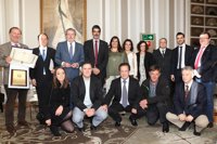 Méndez Vigo entrega la Placa de Oro de la ROMD al Hipódromo de San Sebastián