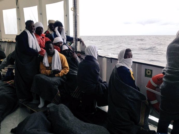 Inmigrantes rescatados por un barco de MSF en el Mediterráneo