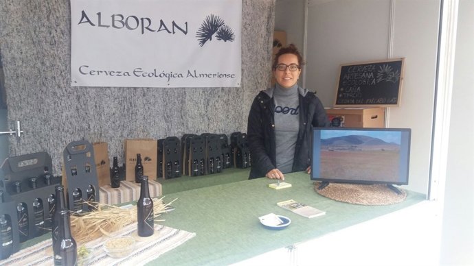 Arcos Egea, representante de Alborán en la feria de la Plaza Vieja.