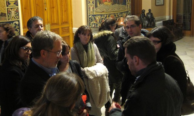 Los concejales Manuel Saravia y María Sánchez conversan con los trabajadores
