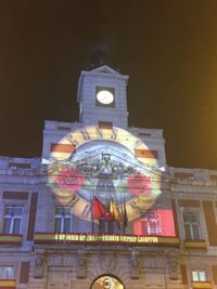 El mítico logo de Guns n' Roses ilumina la fachada de la Real Casa de Correos para anunciar su próximo concierto