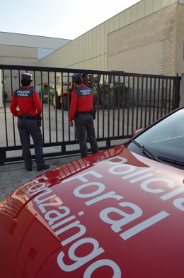 Patrulla inspeccionado el exterior de una empresa