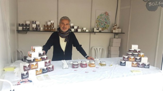 Francisco Sáez de Lorusso Food con una muestra de sus productos.