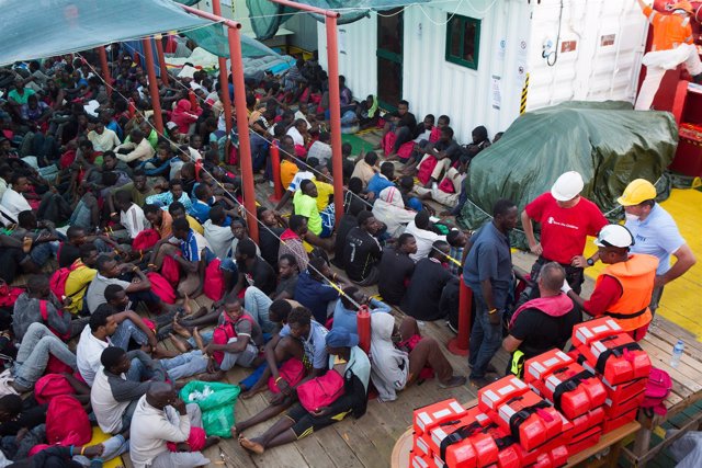 Refugiados a bordo de barco de rescate de Save the Children