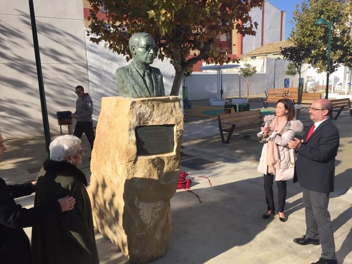 Lambán y Ladrero han inaugurado la escultura en recuerdo de Juan Sancho