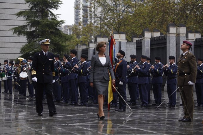 Cospedal pasa revista a las tropas por primera vez como ministra de Defensa