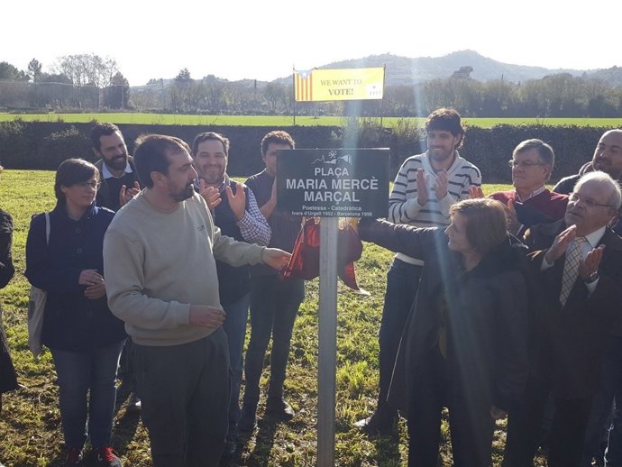 Inauguración de la rebautizada plaza Maria Mercè Marçal de Celrà (Girona)