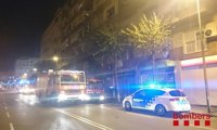 Dos intoxicados por humo en un incendio en L'Hospitalet de Llobregat (Barcelona)