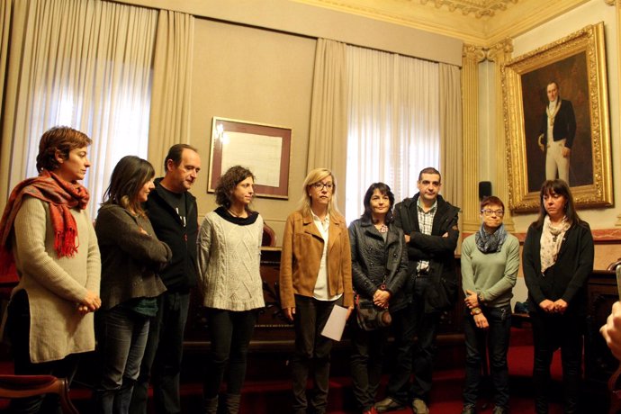 Neus Lloveras (AMI) con concejales de Vilanova i la Geltrú (Barcelona)