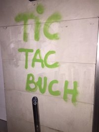 Reciben al Gobierno de Premià de Mar con pintadas exigiendo expropiar Can Sanpere