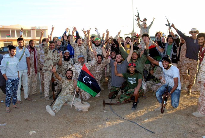 Las fuerzas libias celebran la liberación de Sirte