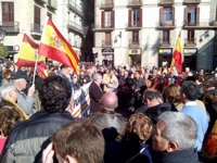 Unas 400 personas celebran la Constitución manifestándose por el centro de Barcelona