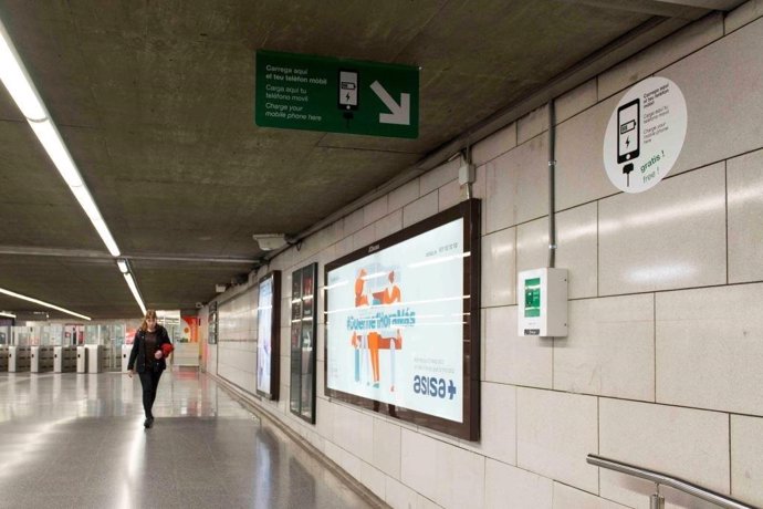 Enchufes USB en la estación Universitat del Metro de Barcelona