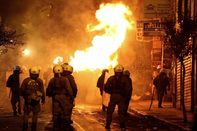 Enfrentamientos entre policías y manifestantes en Atenas