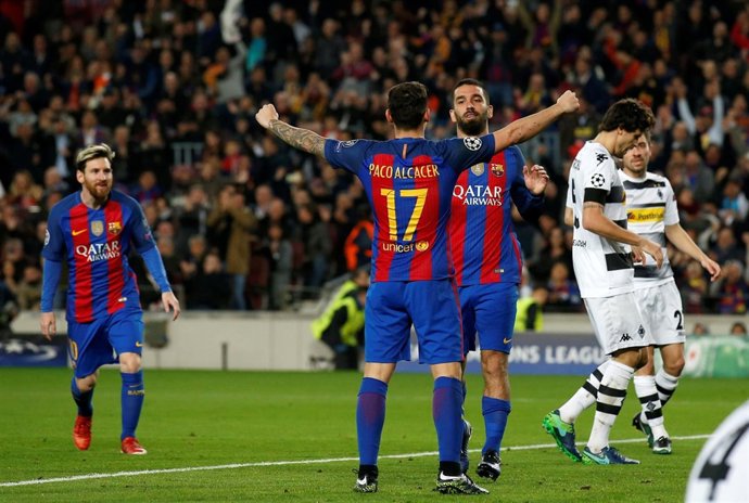 Paco Alcácer, Messi y Turan celebran un gol contra el Moenchengladbach